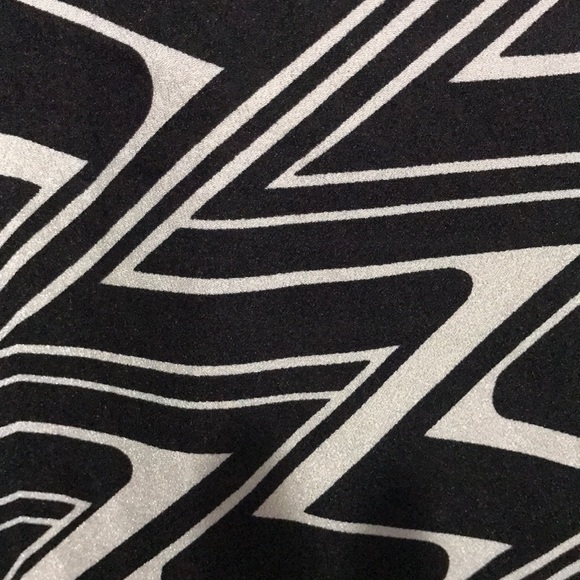 B/W geometric tunic lightweight polyester - Picture 3 of 5